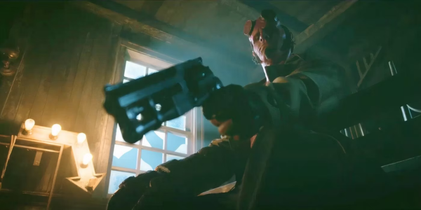 Imagem do filme Hellboy e o Homem Torto, com Hellboy segurando uma arma em um ambiente escuro e iluminado por uma janela.