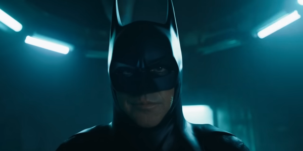 Michael Keaton comenta sobre o cancelamento do filme Batgirl, destacando sua postura despreocupada ao afirmar que já havia sido pago pelo trabalho.