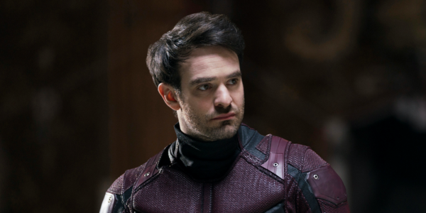 Novidades sobre Demolidor: Renascido com Charlie Cox e detalhes do novo traje do herói. Estreia no Disney+ em março de 2025.